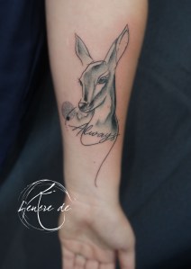 tatouage biche avec un habillage geométrique