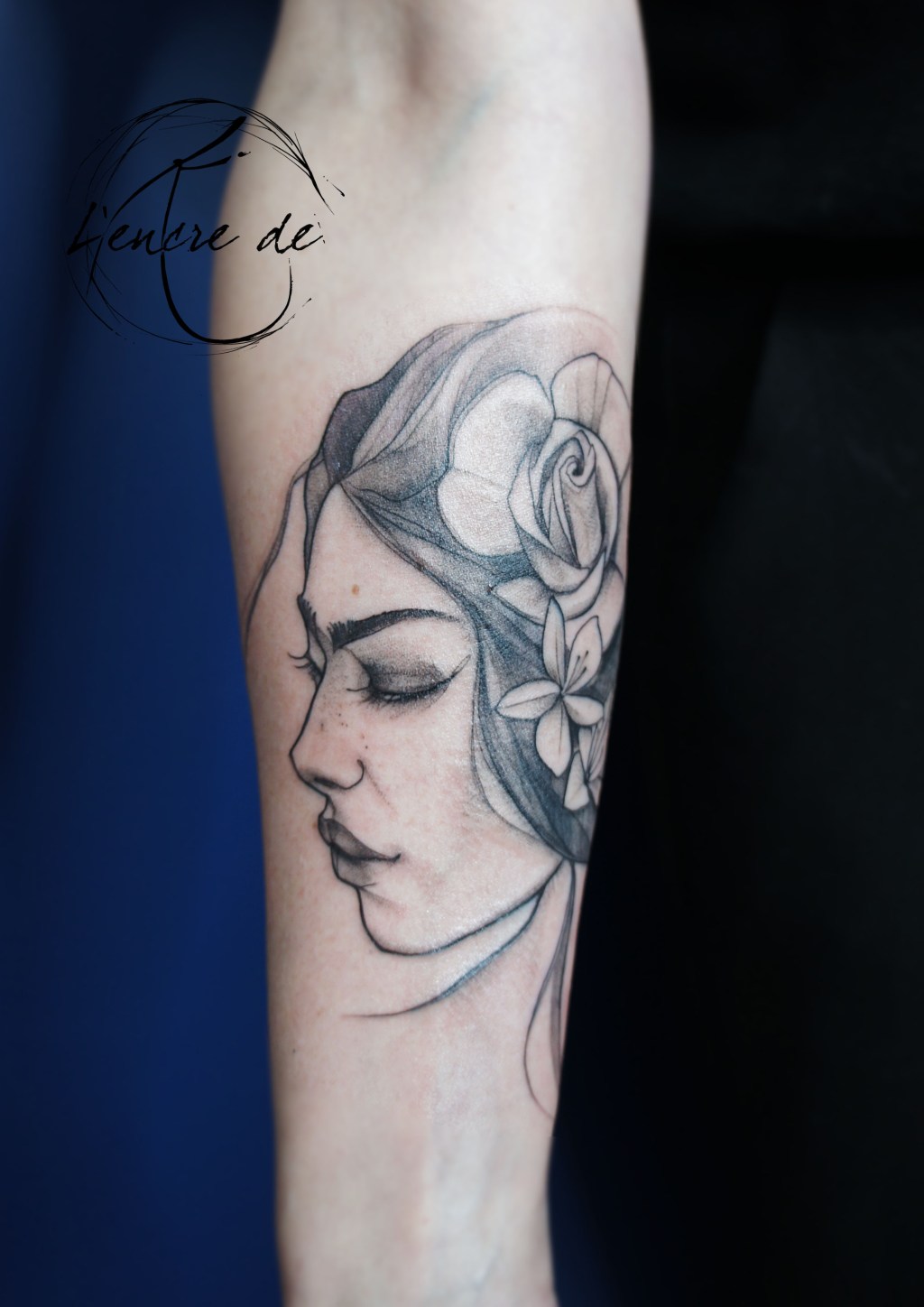 Tatouage Portrait Femme Noir et Gris – L&rsquo;Encre de K,&nbsp;Nantes