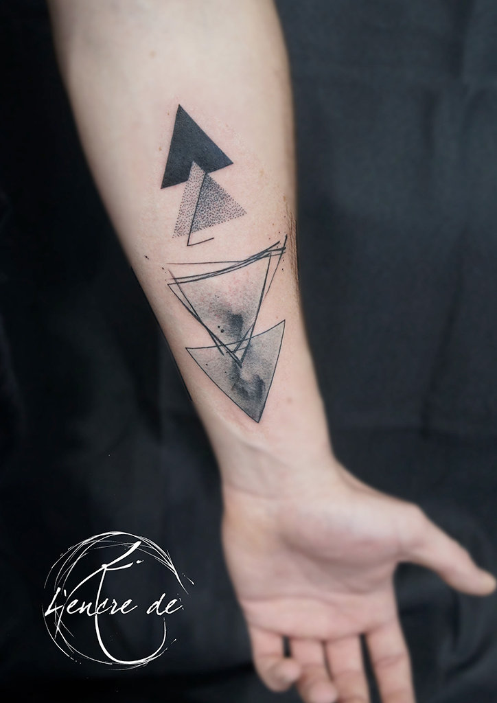 Tatouage Triangles abstraits – Noir et gris – L’Encre de K, Nantes