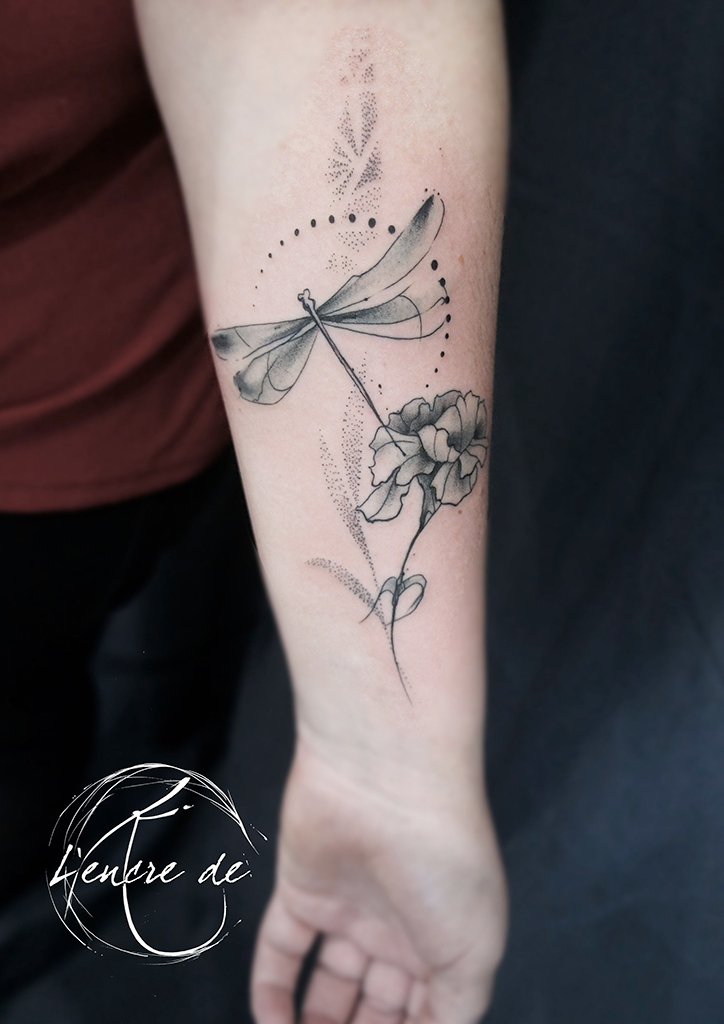 Tatouage Libellule et fleur – Noir et gris – L’Encre de K, Nantes
